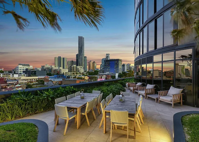 City High-Rise 1-Bed With Pool, Gym And Parking