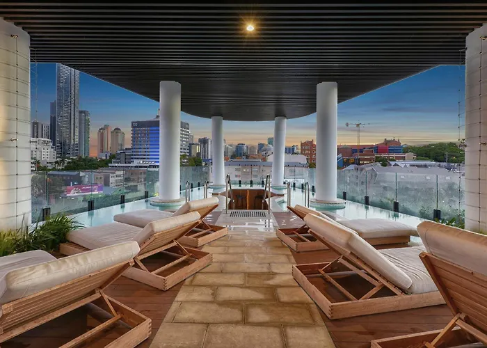 City High-Rise 1-Bed With Pool, Gym And Parking