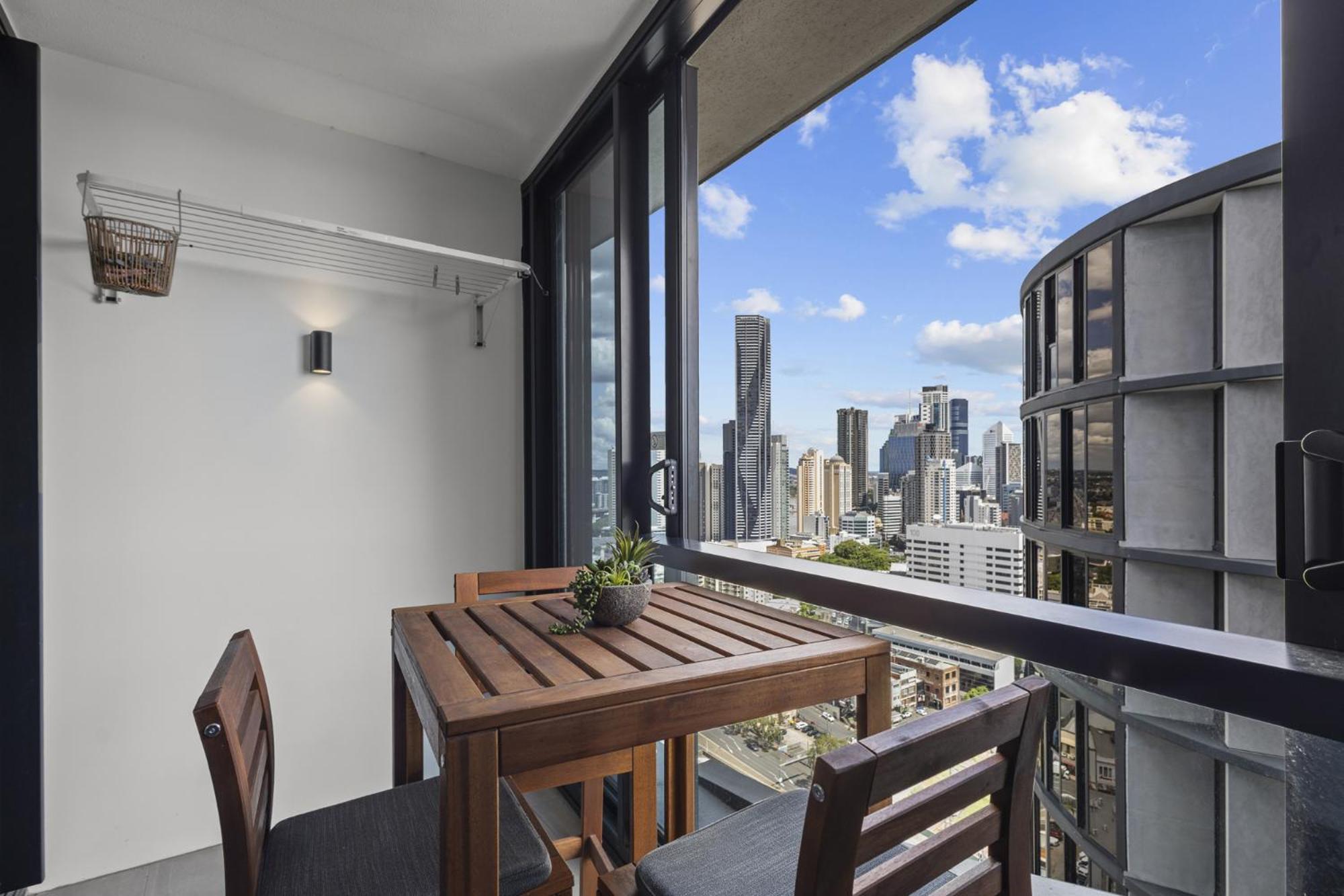 High-rise 1-bed With Pool, Gym And Parking Brisbane