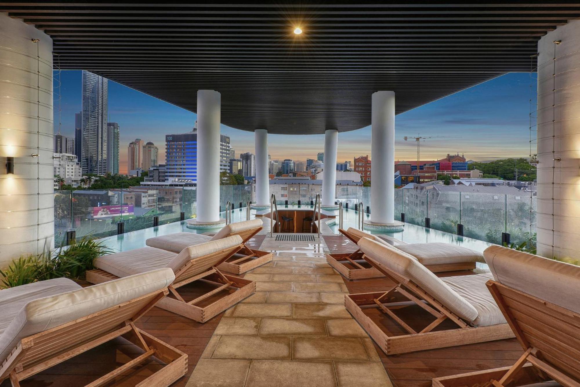 Apartment High-rise 1-bed With Pool, Gym And Parking